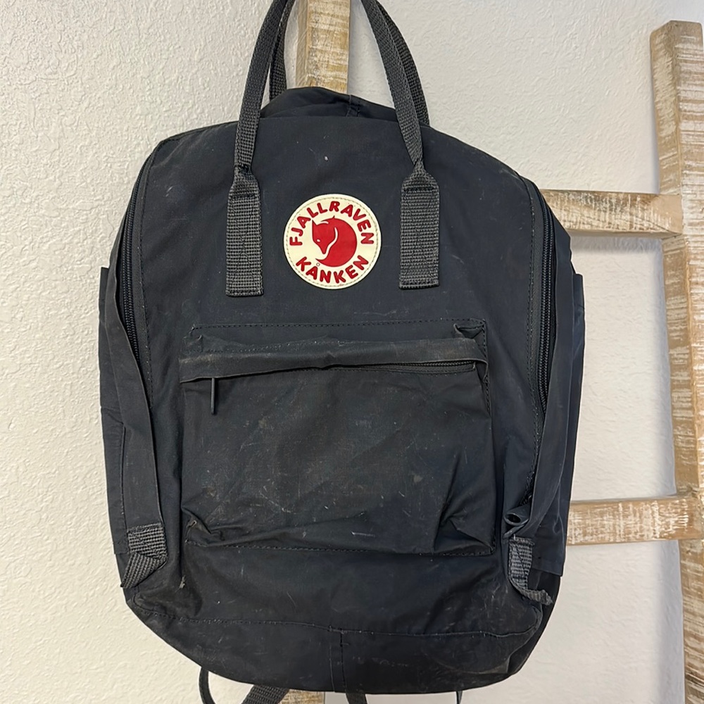 Fjallraven Kanken classic backpack dark gray.
